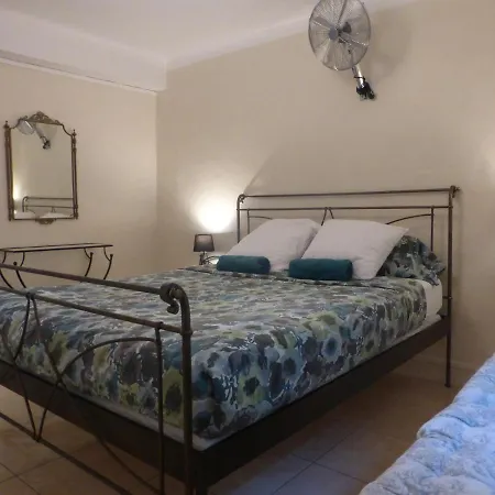 6 Bedrooms Seaview House, Old Town Apartmán *